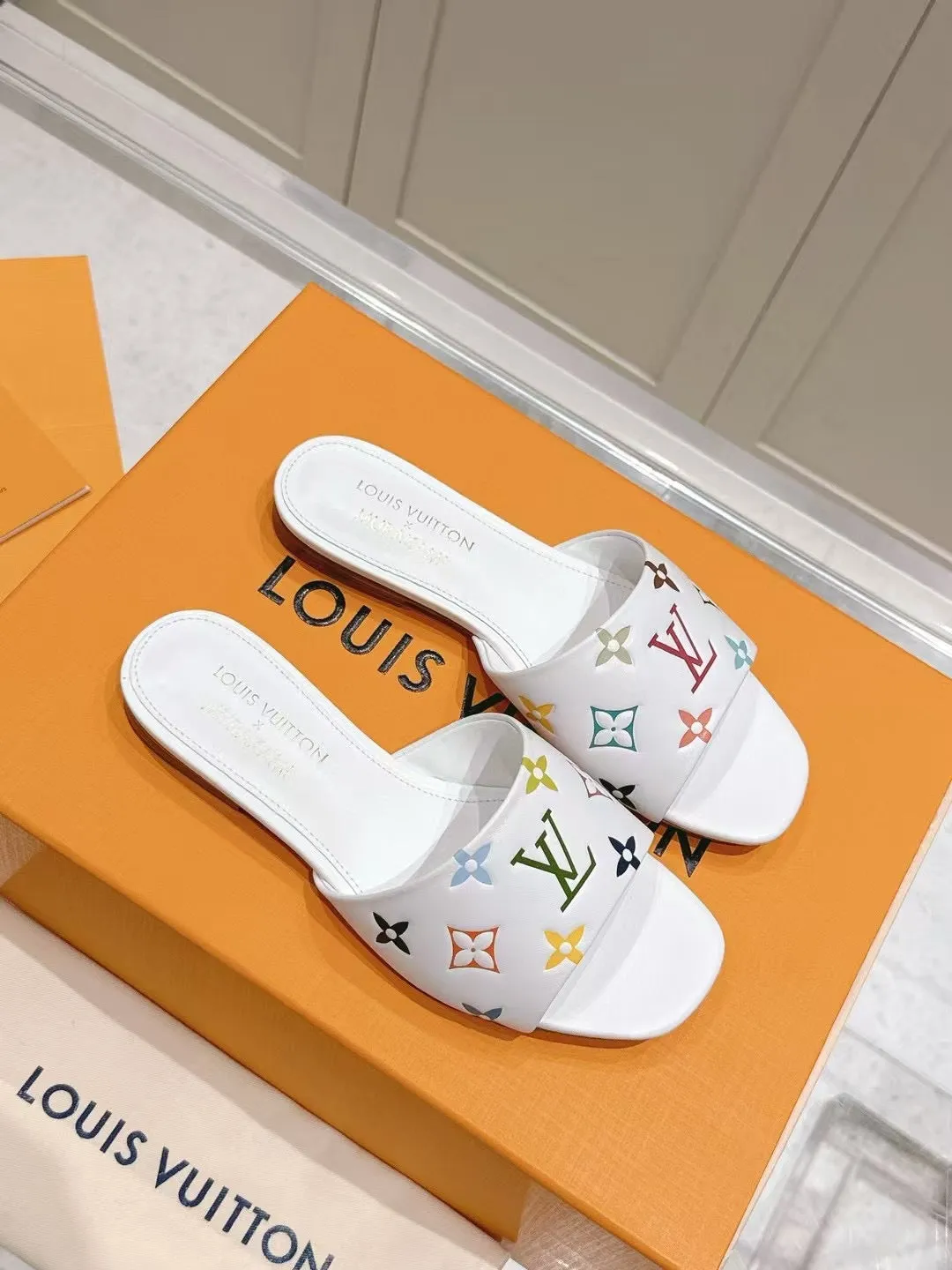 Bold Graphic Slide Sandals with Contemporary Flair