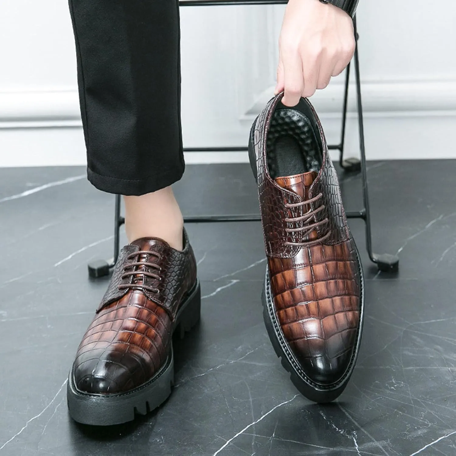 Classic Men's Business Thick Soled Leather Shoes Vintage and Fashionable Carved Leather Oxford Shoes Formal Wedding Leather Shoes