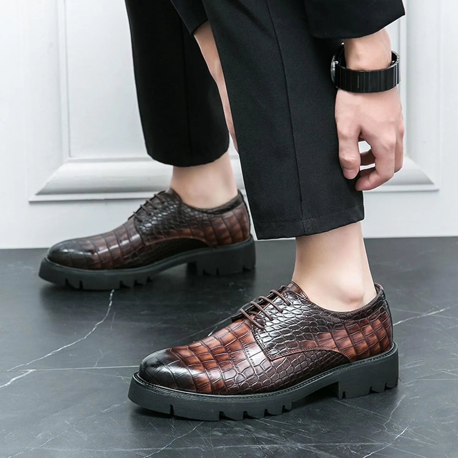 Classic Men's Business Thick Soled Leather Shoes Vintage and Fashionable Carved Leather Oxford Shoes Formal Wedding Leather Shoes