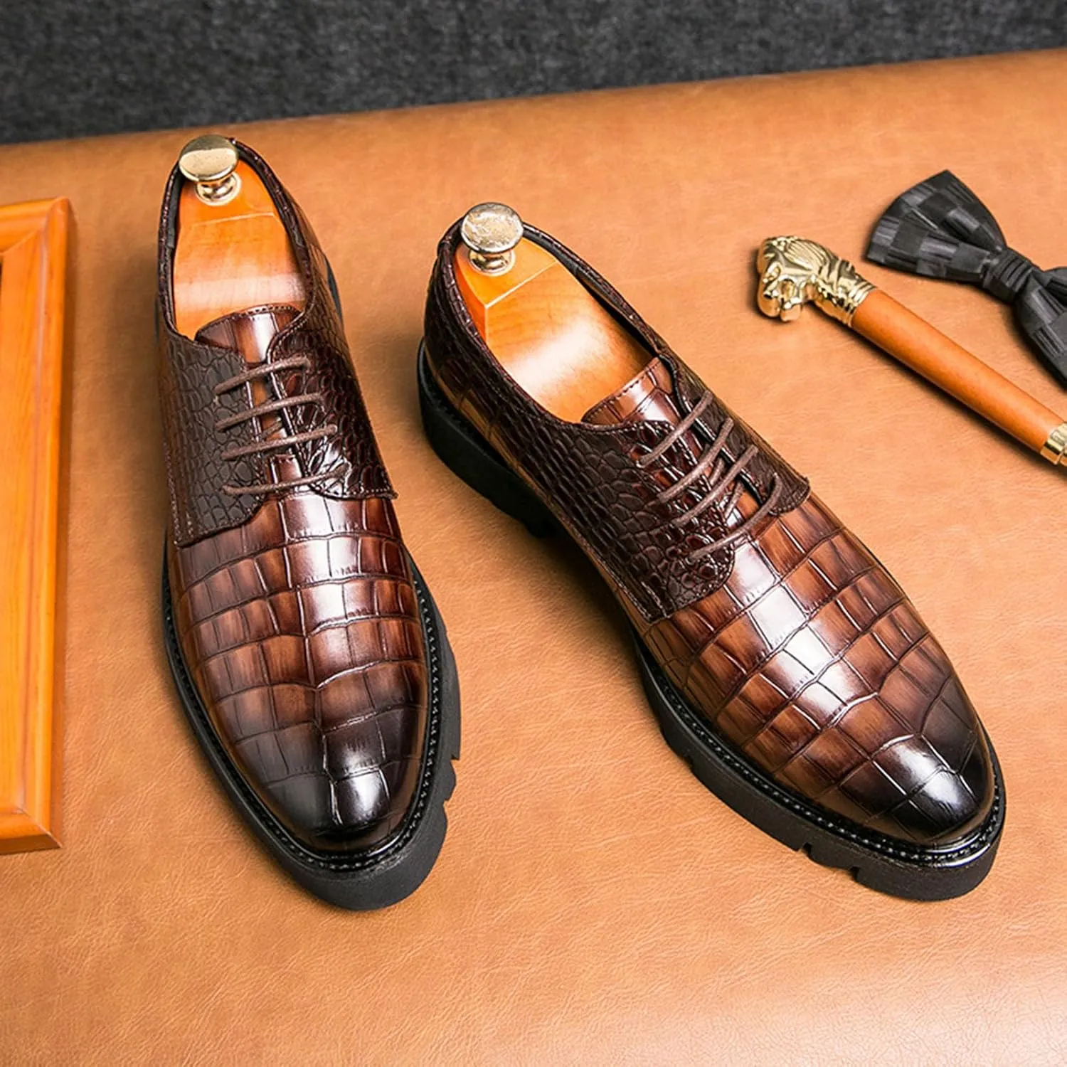 Classic Men's Business Thick Soled Leather Shoes Vintage and Fashionable Carved Leather Oxford Shoes Formal Wedding Leather Shoes