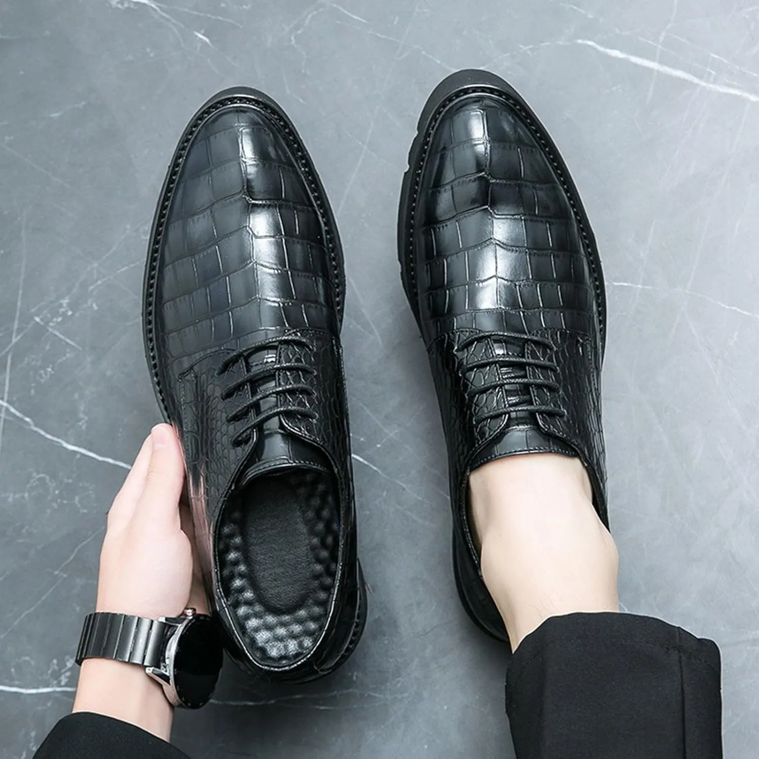 Classic Men's Business Thick Soled Leather Shoes Vintage and Fashionable Carved Leather Oxford Shoes Formal Wedding Leather Shoes