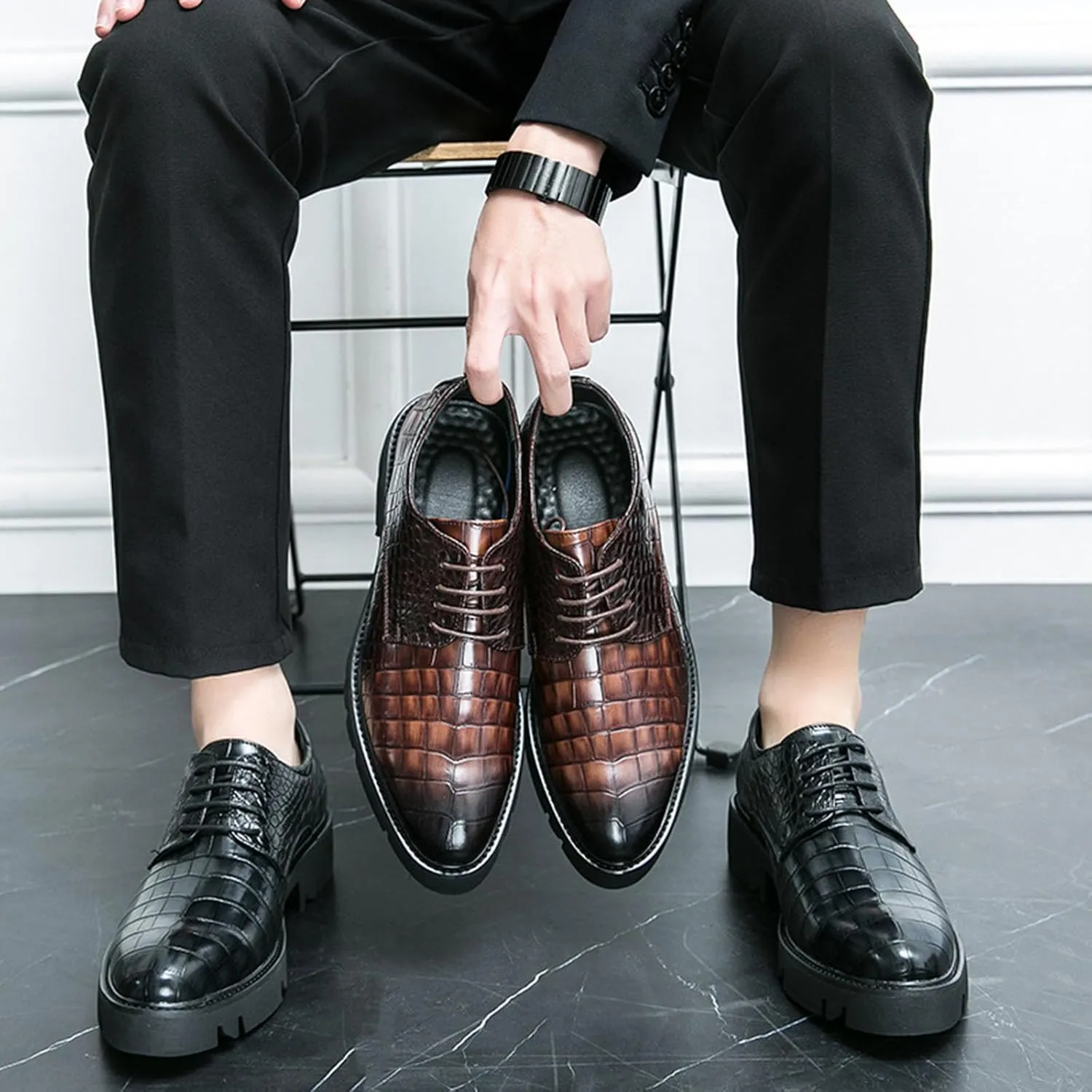 Classic Men's Business Thick Soled Leather Shoes Vintage and Fashionable Carved Leather Oxford Shoes Formal Wedding Leather Shoes