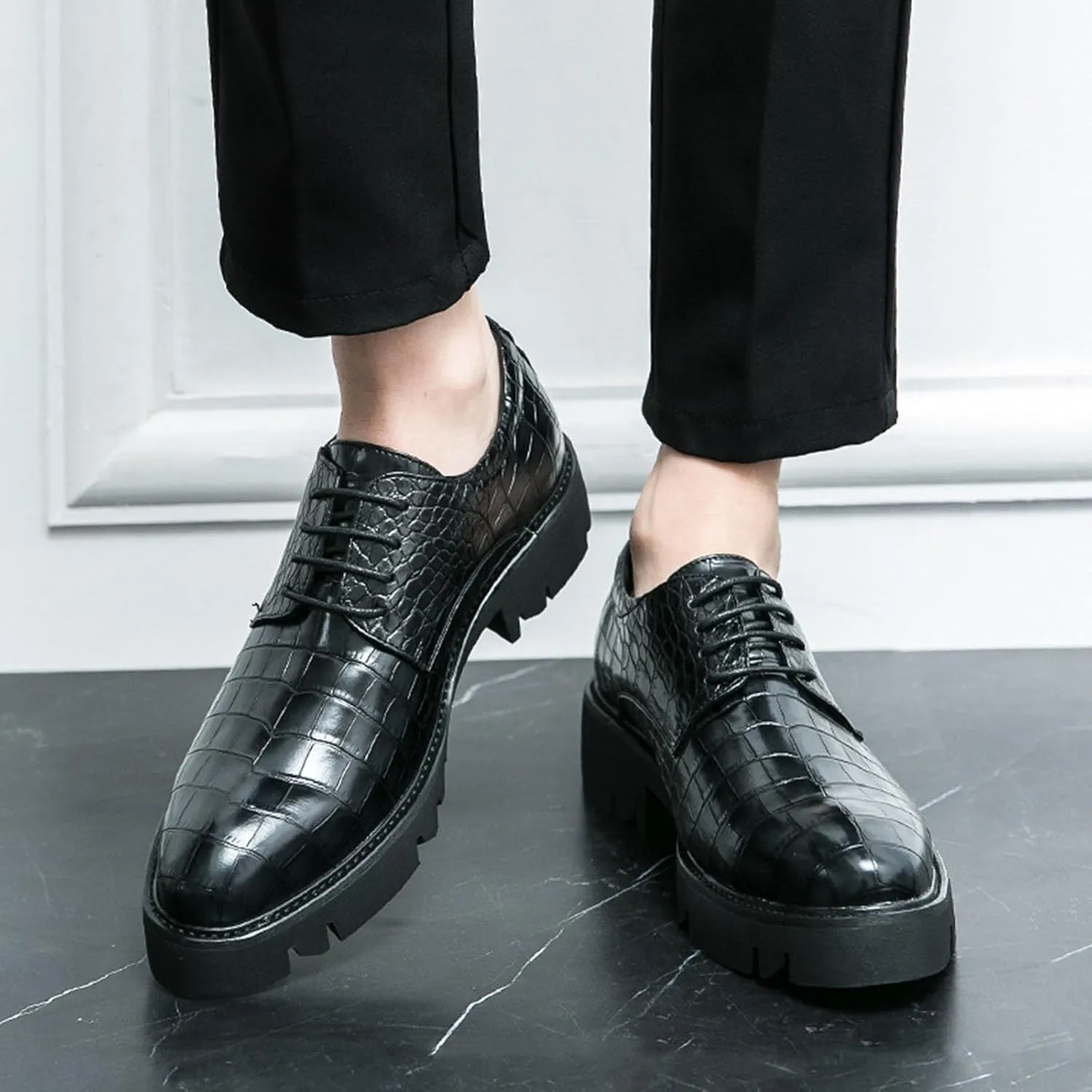 Classic Men's Business Thick Soled Leather Shoes Vintage and Fashionable Carved Leather Oxford Shoes Formal Wedding Leather Shoes