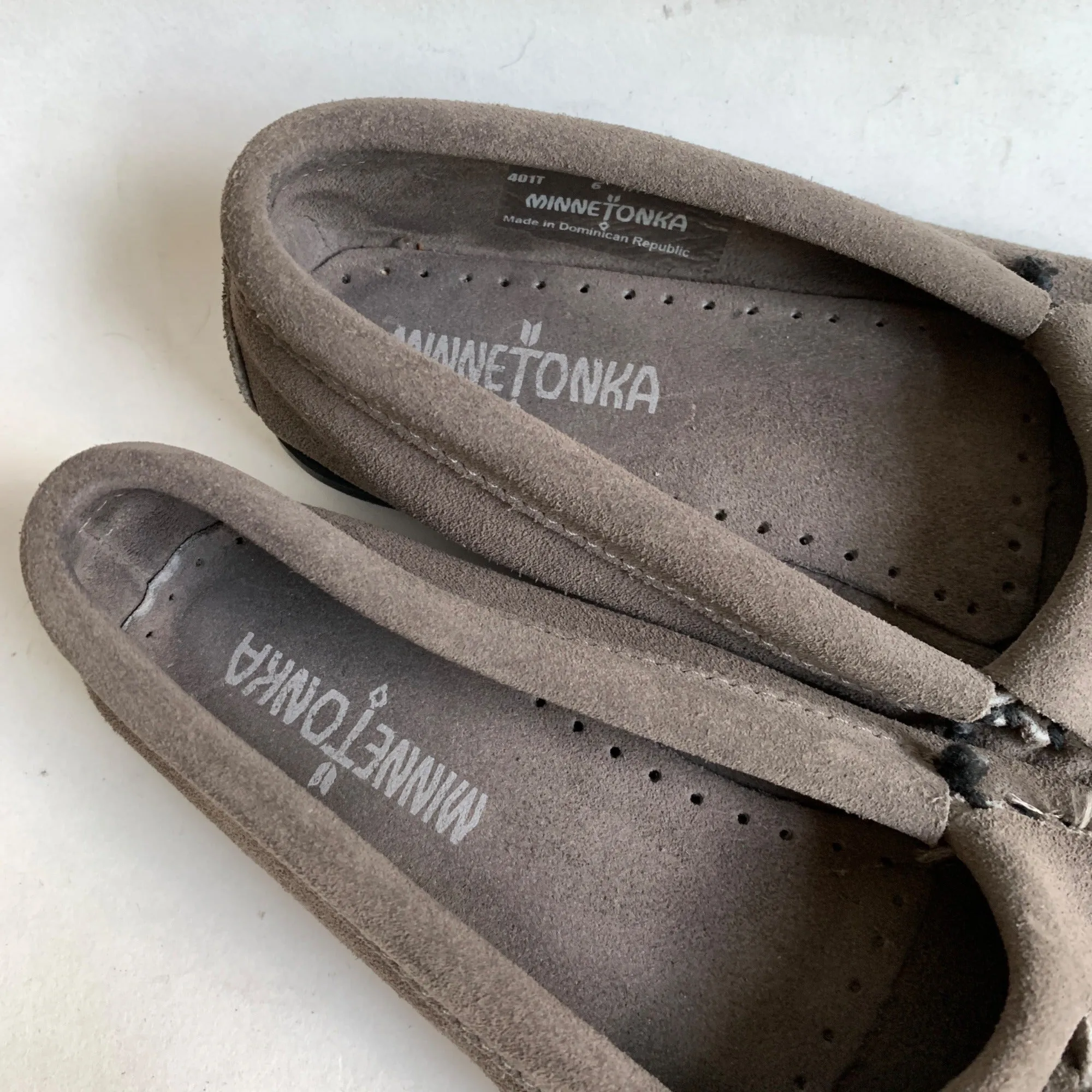 Minnetonka Gray Leather Moccasin Shoes Women's Size 6 Fringe