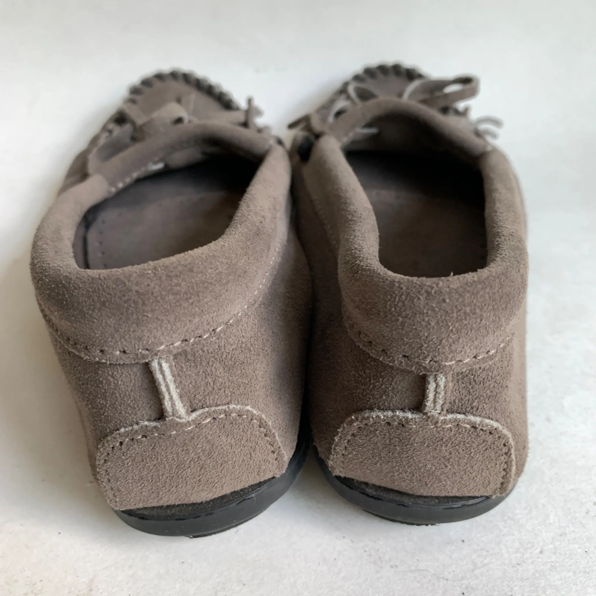 Minnetonka Gray Leather Moccasin Shoes Women's Size 6 Fringe