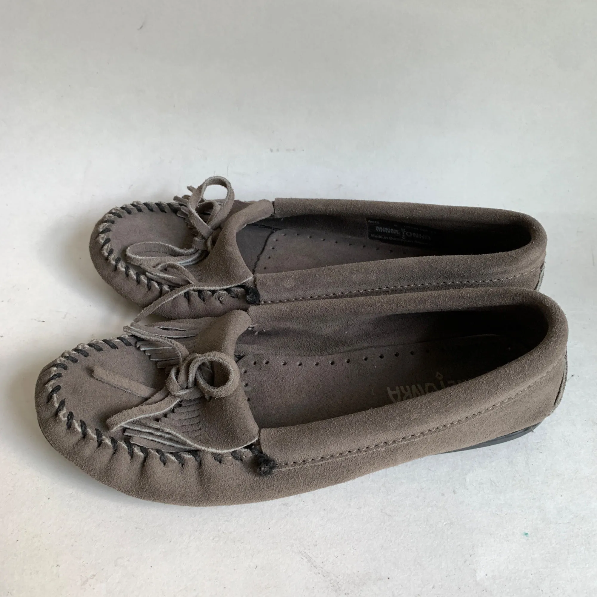 Minnetonka Gray Leather Moccasin Shoes Women's Size 6 Fringe