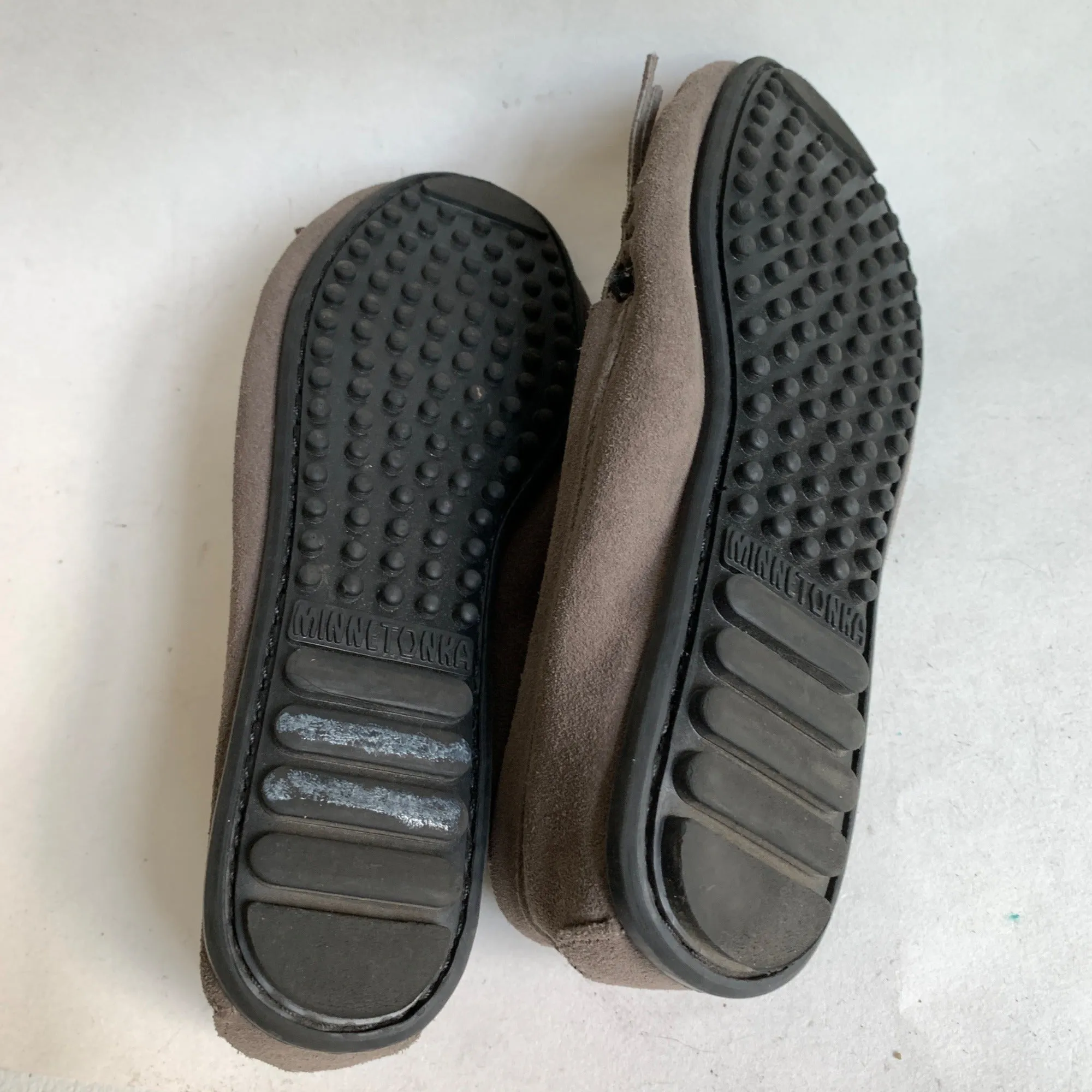 Minnetonka Gray Leather Moccasin Shoes Women's Size 6 Fringe